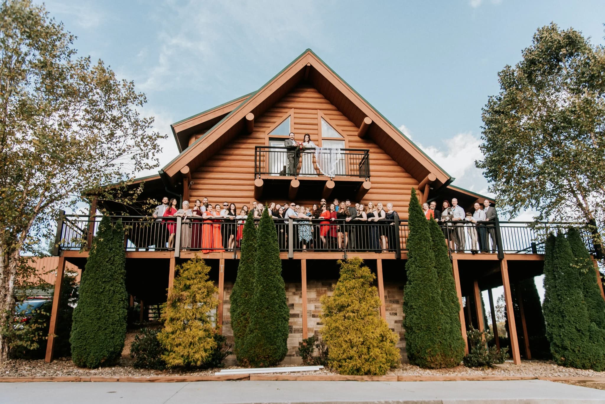 Large wedding party on log cabin deck near Dollywood at Moose Hollow Lodge in Pigeon Forge Smoky Mountains