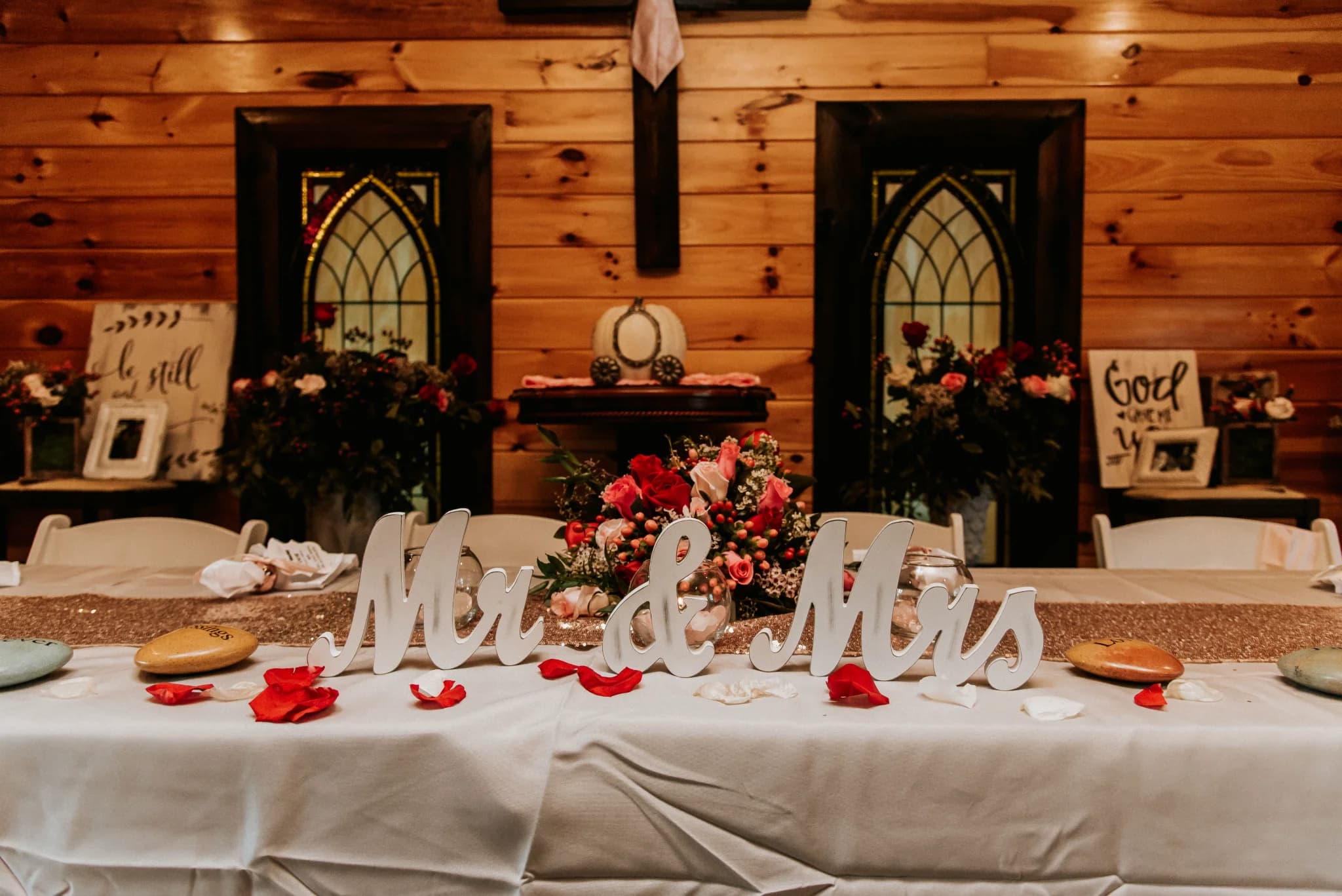 Elegant wedding head table with Mr & Mrs sign and floral centerpieces at Moose Hollow Lodge in Pigeon Forge