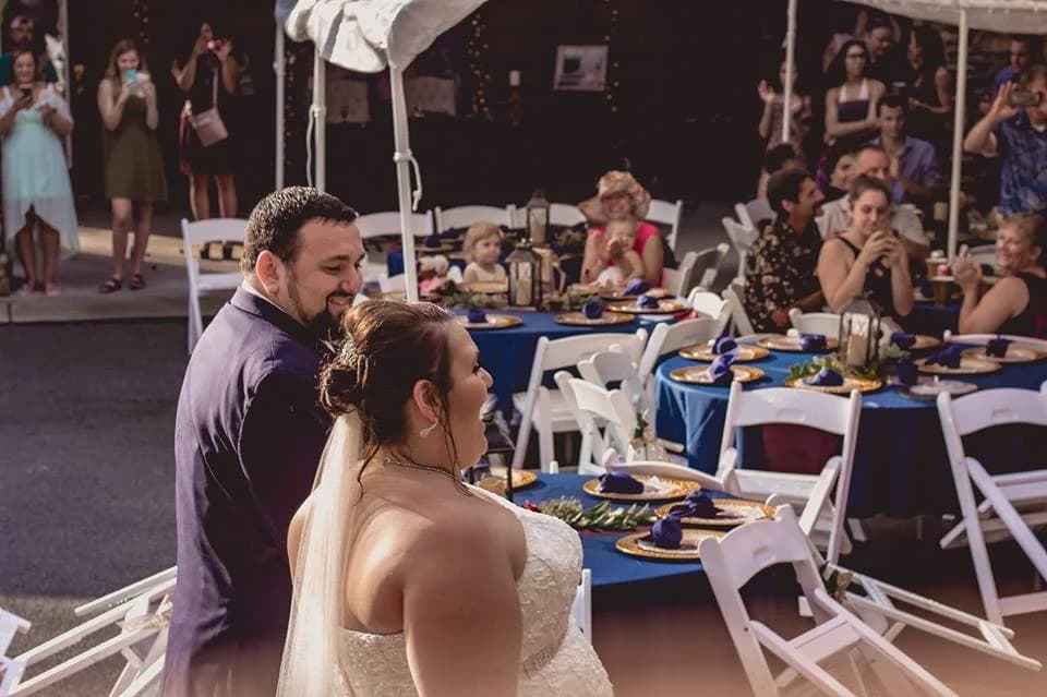Bride and groom at outdoor wedding reception with blue linens at Moose Hollow Lodge in Pigeon Forge near Dollywood