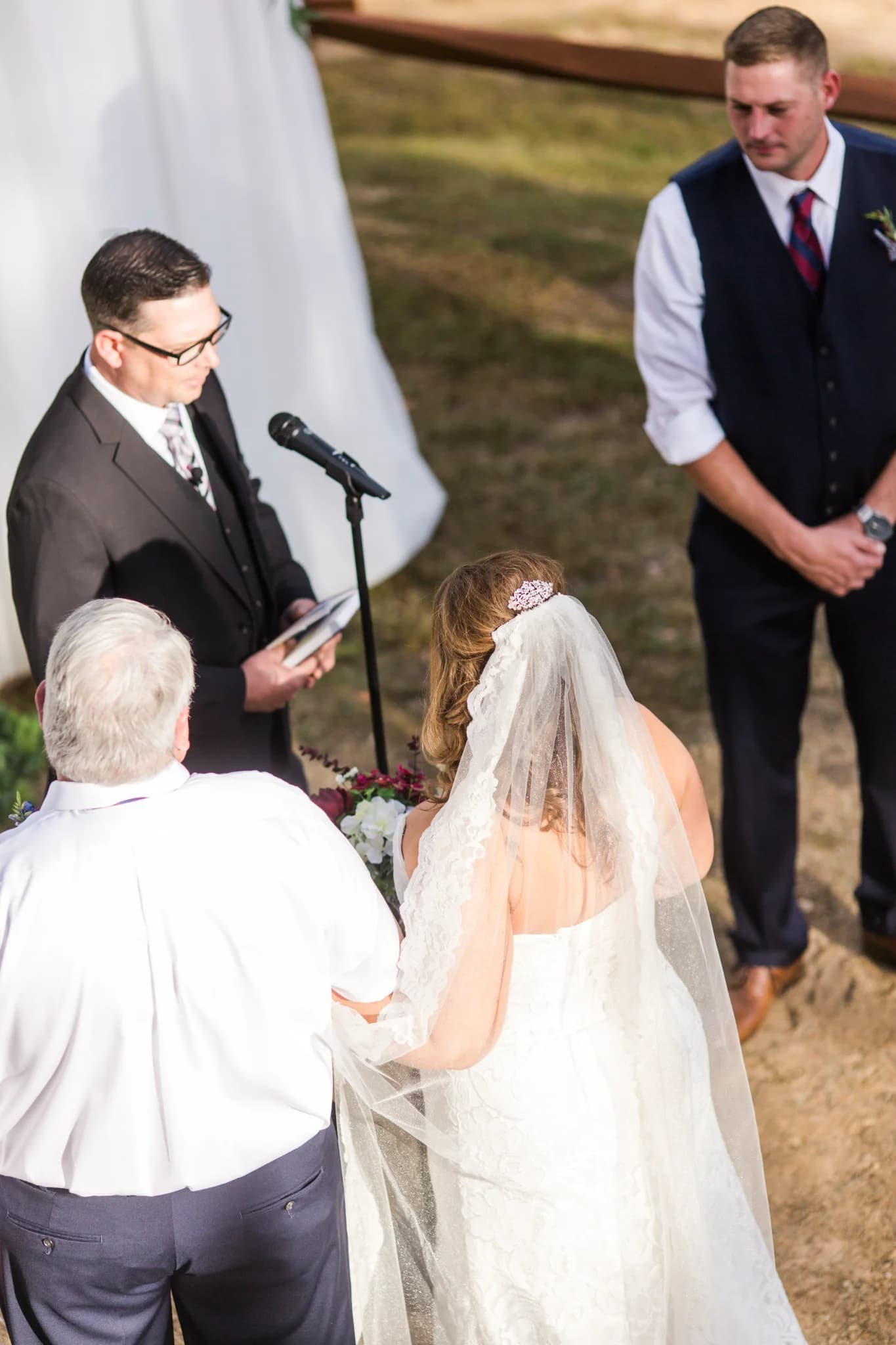 Outdoor wedding ceremony with bride and groom at Moose Hollow Lodge in Pigeon Forge near Smoky Mountains